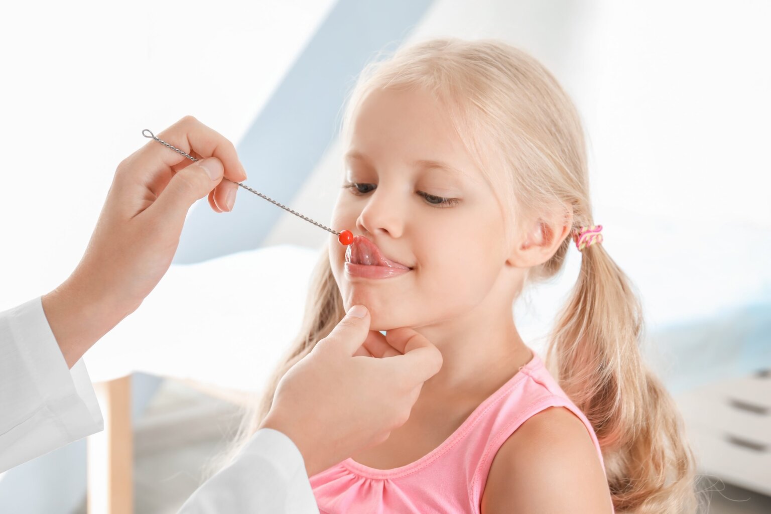 Kleines Mädchen in der Praxis des Therapeuten