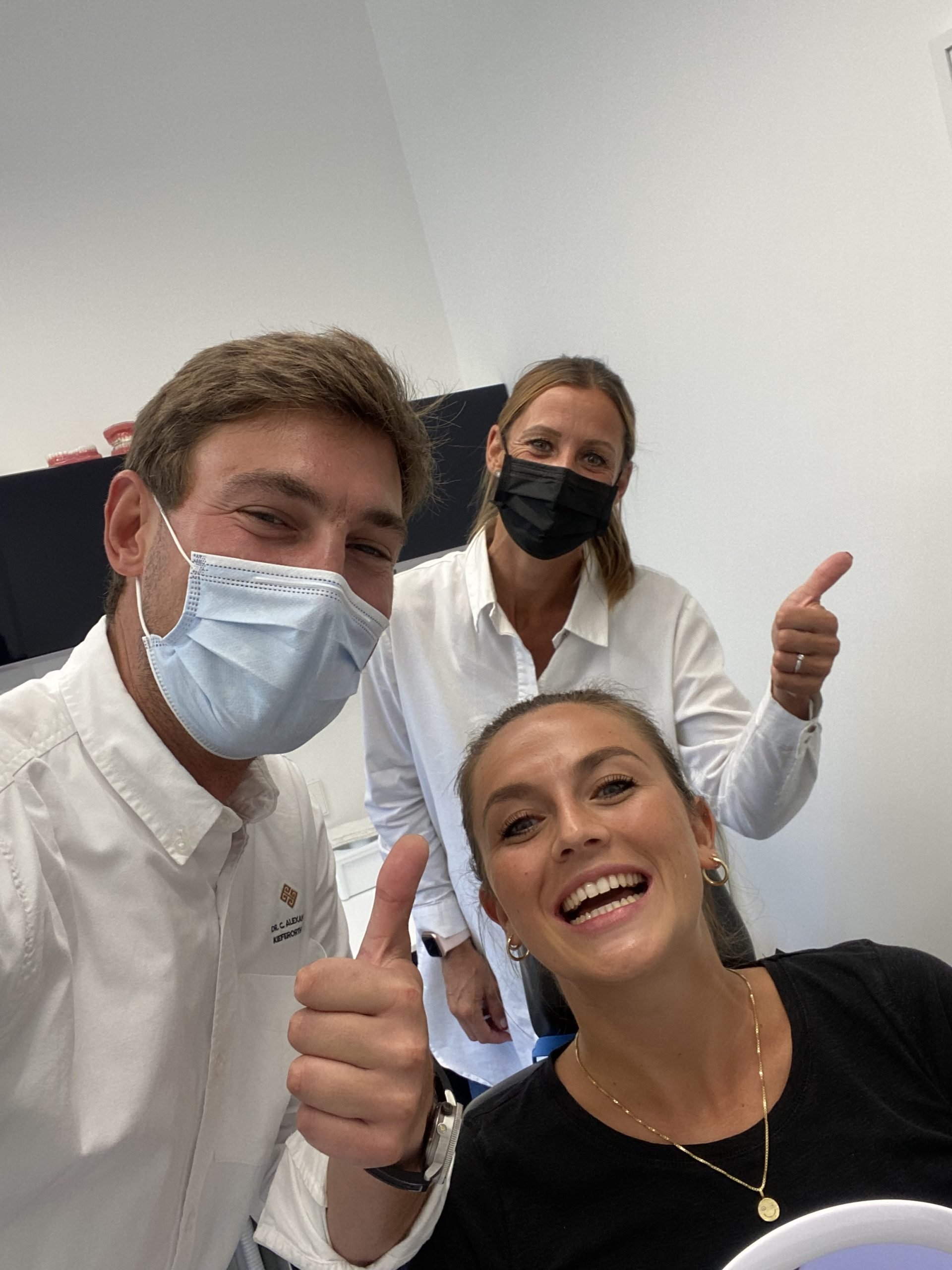 Pütz und Alex lachen mit Patientin in Kamera und zeigen Daumen hoch