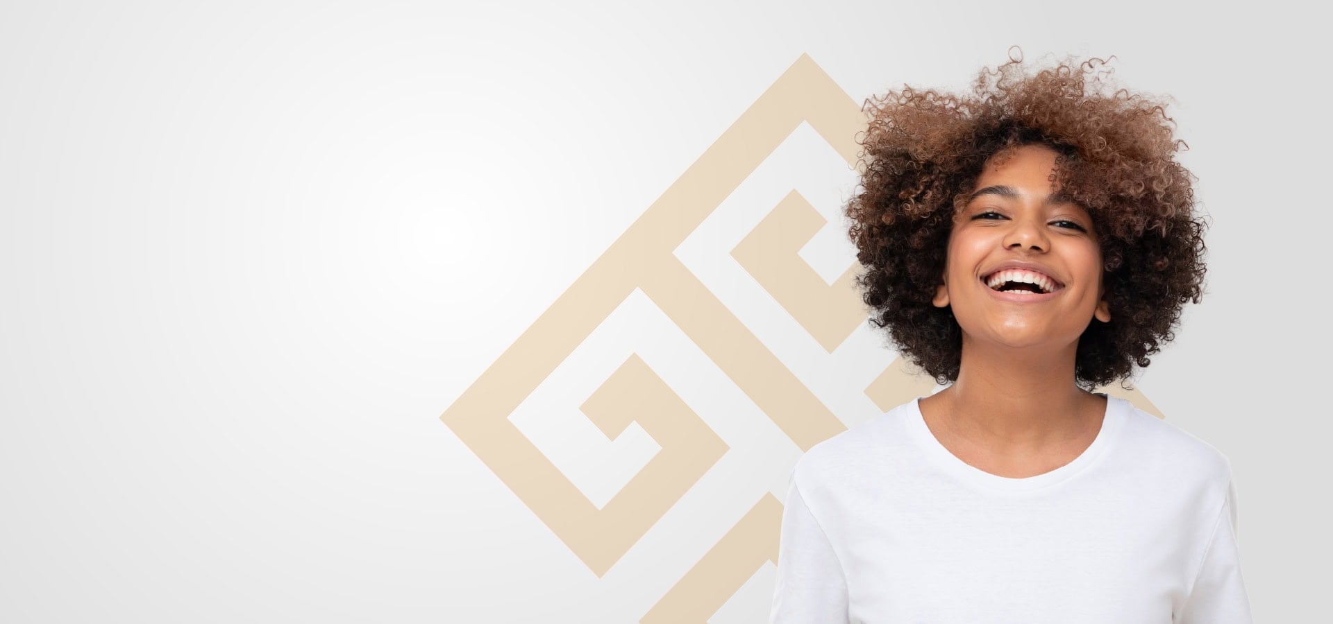 Jugendliche lacht dank erfolgreicher Behandlung